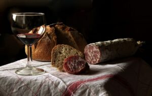 stilleven fotografie tafel brood en salami