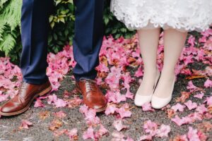 Hochzeitsfotos draußen - Schuhe des Brautpaars