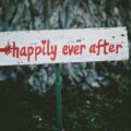 Bilder bearbeiten nach der Hochzeit: Ein Schild mit den Worten "Happily ever after" - damit alle glücklich & zufrieden sind
