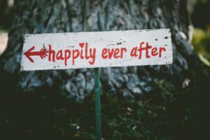 Bilder bearbeiten nach der Hochzeit: Ein Schild mit den Worten "Happily ever after" - damit alle glücklich & zufrieden sind