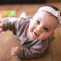 Baby startet seine ersten Krabbelversuche, die mit Babyfotografie verewigt werden können.