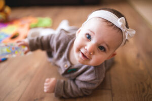 Babyfotografie: Krabbelversuche